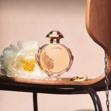 Парфюмна вода Rabanne Olympéa EDP за жени, флакон с деликатен дизайн и аромат на цветя и морски нотки