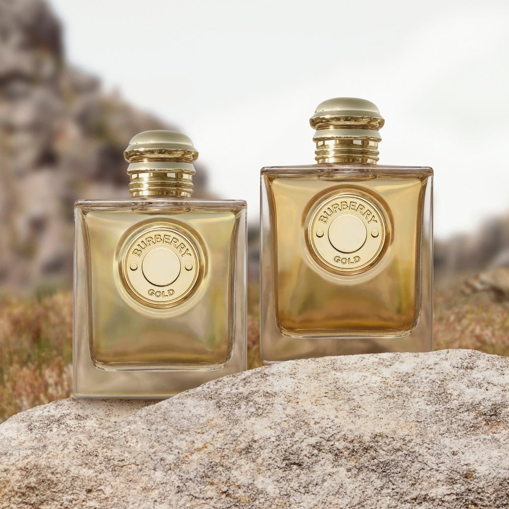 Парфюмна вода Burberry Goddess EDP за жени, елегантен флакон с цветен дизайн и златисти акценти.