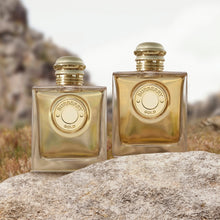 Парфюмна вода Burberry Goddess EDP за жени, елегантен флакон с цветен дизайн и златисти акценти.