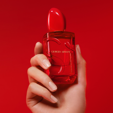 Giorgio Armani Si Passione EDP парфюмна вода за жени, елегантна бутилка с флорални и плодови нотки.