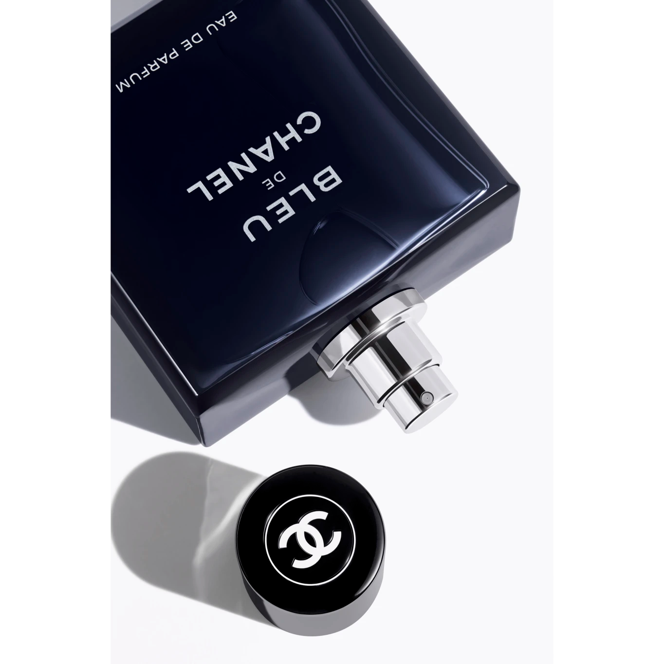 Мъжки парфюм Chanel Bleu de Chanel EDP, изящна парфюмна вода с елегантен флакон и свеж аромат, показан на изображението.
