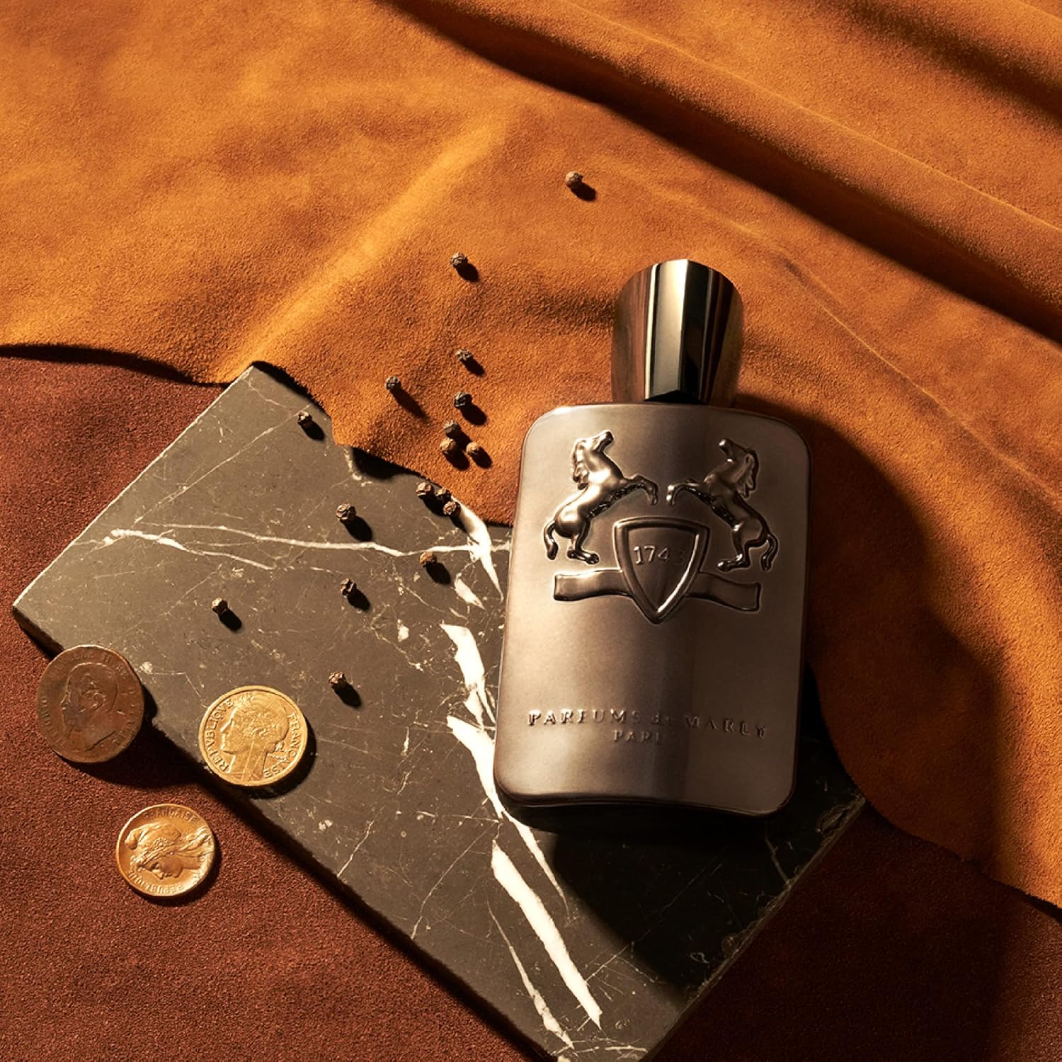 Парфюмен воден парфюм Parfums de Marly Herod за мъже, елегантен аромат с дървесни и ванилови нотки.