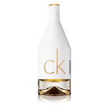 Тоалетна вода за жени Calvin Klein CK IN2U For Her EDT, флакон с елегантен дизайн и розов нюанс.
