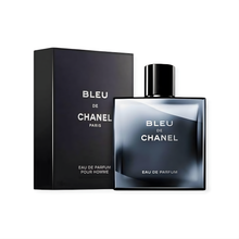Парфюмна вода за мъже Chanel Bleu de Chanel EDP, флакон с елегантен дизайн и синя опаковка.