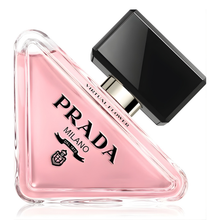 Продуктов парфюм Prada Paradoxe Virtual Flower EDP за жени, прозрачна бутилка с флорални мотиви и лого на Prada.