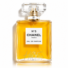Дамски парфюм Chanel No.5 EDP, елегантна бутилка с флорално-цитрусов аромат, излъчваща лукс и стил.