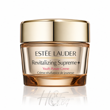 Крем за лице Estee Lauder Revitalizing Supreme+ с хиалуронова киселина и подмладяващи съставки върху кожата.