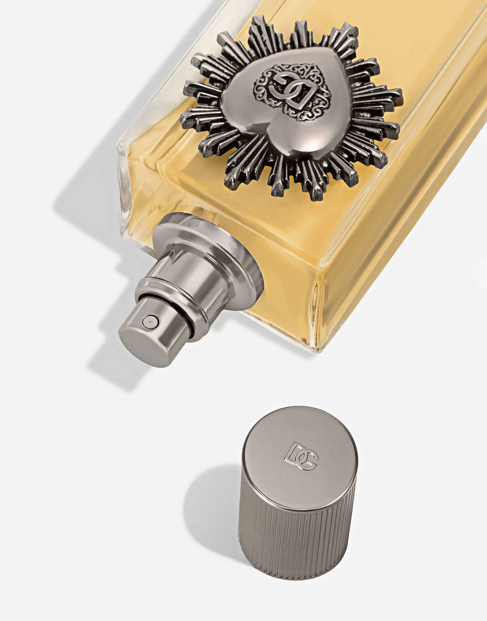 Dolce & Gabbana Devotion Pour Homme EDP парфюмна вода за мъже, бутилка със зелени и златисти акценти, излъчване на елегантност