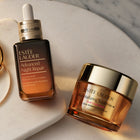 Серум против бръчки Estee Lauder Advanced Night Repair с хиалуронова киселина и анти-стареещи свойства.