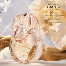 Парфюмна вода за жени Bvlgari Omnia Crystalline EDP с прозрачна бутилка и деликатен дизайн, излъчваща свежест и изтънченост.