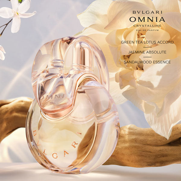 Парфюмна вода за жени Bvlgari Omnia Crystalline EDP с прозрачна бутилка и деликатен дизайн, излъчваща свежест и изтънченост.