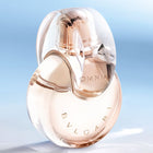 Български: Бутилка Bvlgari Omnia Crystalline EDP парфюмна вода за жени, елегантна и прозрачна опаковка, излъчва свежест.