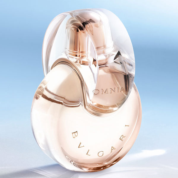 Български: Бутилка Bvlgari Omnia Crystalline EDP парфюмна вода за жени, елегантна и прозрачна опаковка, излъчва свежест.