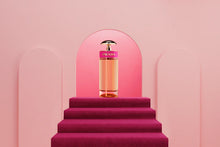Продуктов парфюм Prada Candy EDP за жени, букет с цветни и сладки нотки, показан в елегантна опаковка.