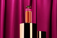Пръскане на Prada Candy EDP парфюмна вода за жени, бутилка с розов дизайн и златни детайли.