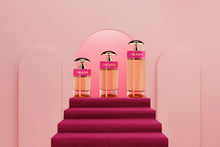Продукт: Candy EDP, парфюмна вода за жени на Prada, с елегантна бутилка и цветна ароматна капка.