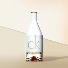 Тоалетна вода за жени Calvin Klein CK IN2U For Her EDT, флакон с елегантен дизайн и ароматна нотка.