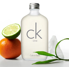 Тестер на парфюмна вода Calvin Klein CK One EDT за мъже и жени, разположен в прозрачна бутилка.