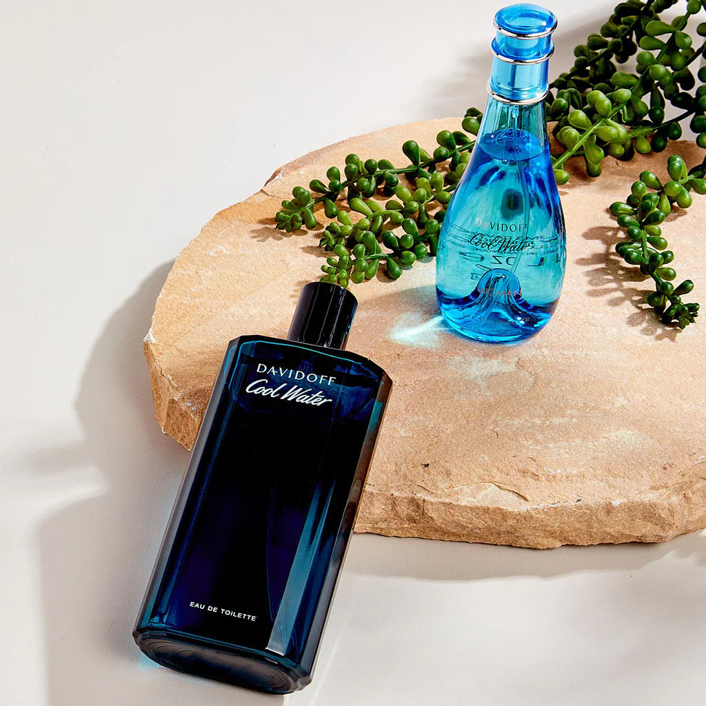 Тоалетна вода за мъже Davidoff Cool Water EDT в спрей, показана в различни разфасовки, с морски и свежи нотки.