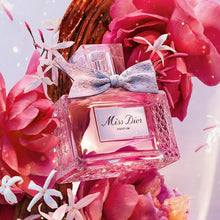 Дамски парфюм Miss Dior от DIOR с елегантна бутилка и флорални нотки, изображение на парфюма.