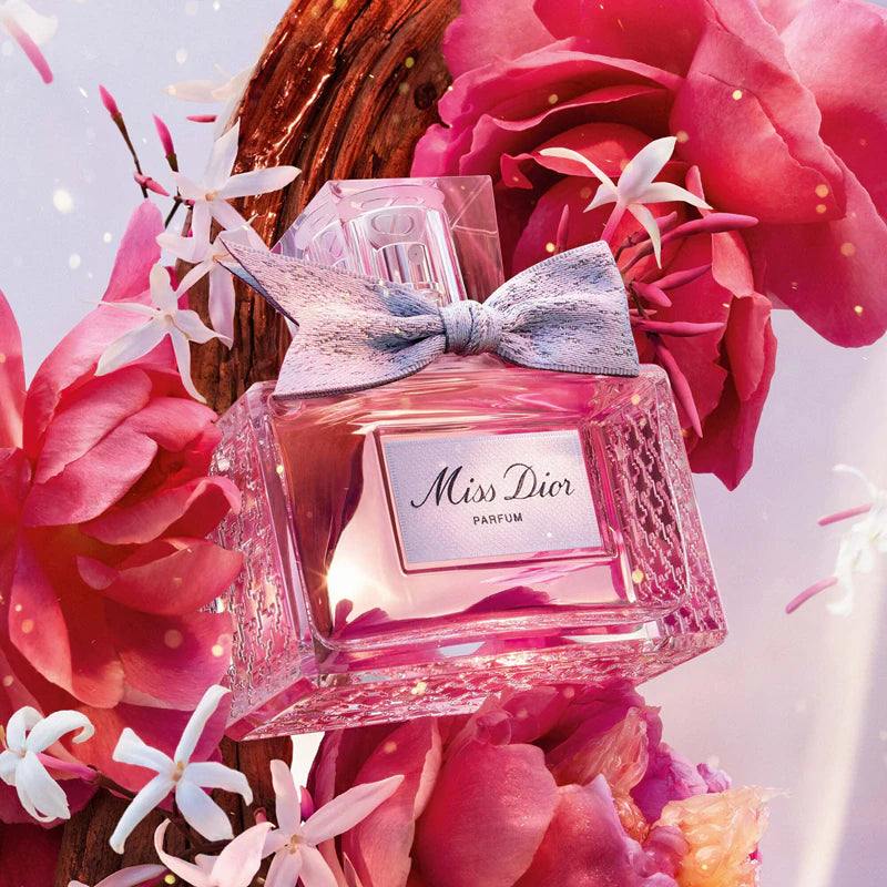 Дамски парфюм Miss Dior от DIOR с елегантна бутилка и флорални нотки, изображение на парфюма.