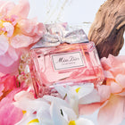 Дамски парфюм Miss Dior EDP на DIOR, бутилка с елегантен дизайн и златни акценти, върху бяла фон.