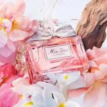 Дамски парфюм Miss Dior EDP на DIOR, бутилка с елегантен дизайн и златни акценти, върху бяла фон.