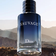 Тоалетна вода за мъже Dior Sauvage EDT, флакон с ароматна парфюмерийна течност, с елегантен дизайн и изискан външен вид