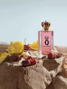 Дамска парфюмна вода Dolce & Gabbana Q Eau De Parfum 50 мл, елегантен флакон и аромат с флорални нотки.