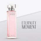 Еднопосочен парфюмна вода за жени Calvin Klein Eternity Moment EDP, бутилка с флакон и капачка на фона