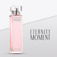 Еднопосочен парфюмна вода за жени Calvin Klein Eternity Moment EDP, бутилка с флакон и капачка на фона