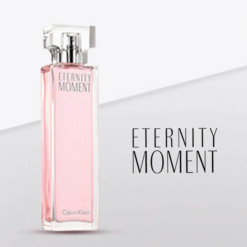Еднопосочен парфюмна вода за жени Calvin Klein Eternity Moment EDP, бутилка с флакон и капачка на фона