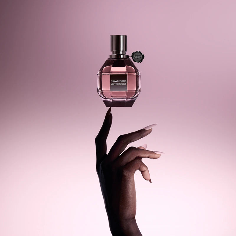 EDP парфюмна вода за жени Viktor & Rolf Flowerbomb, бутилка с цветен дизайн и флакон с парфюмна вода.