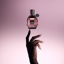 Парфюмна вода Viktor & Rolf Flowerbomb EDP за жени с флорални нотки и елегантен дизайн.
