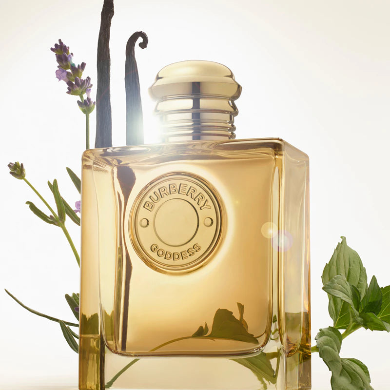 Парфюмна вода за жени Burberry Goddess Intense EDP, флакон с елегантен дизайн и златисти нюанси.