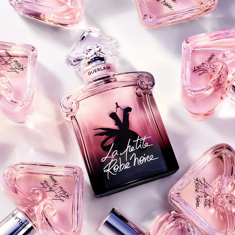 Guerlain La Petite Robe Noire EDP парфюмна вода за жени, бутилка с елегантен дизайн и черен флакон.
