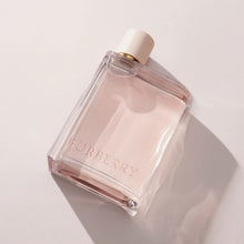 Парфюмна вода Burberry Her EDP за жени, елегантен флакон с флорални и плодови нотки.