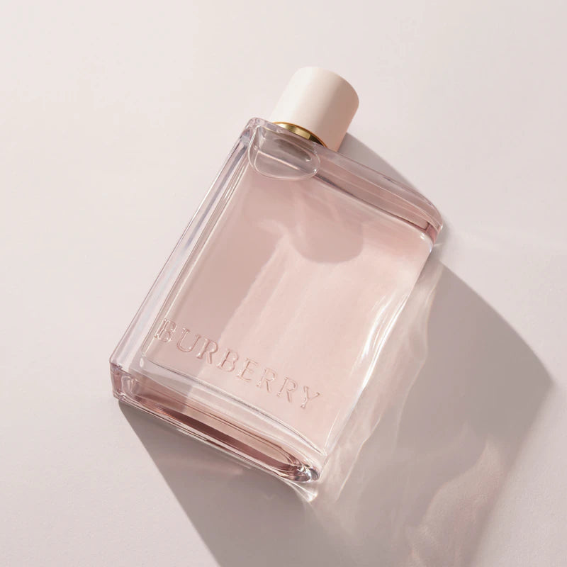 Парфюмна вода Burberry Her EDP за жени, елегантен флакон с флорални и плодови нотки.