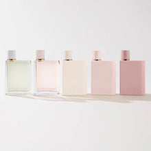 Парфюмна вода Burberry Her EDP за жени, флакон и дизайн, излъчващ елегантност и стил.