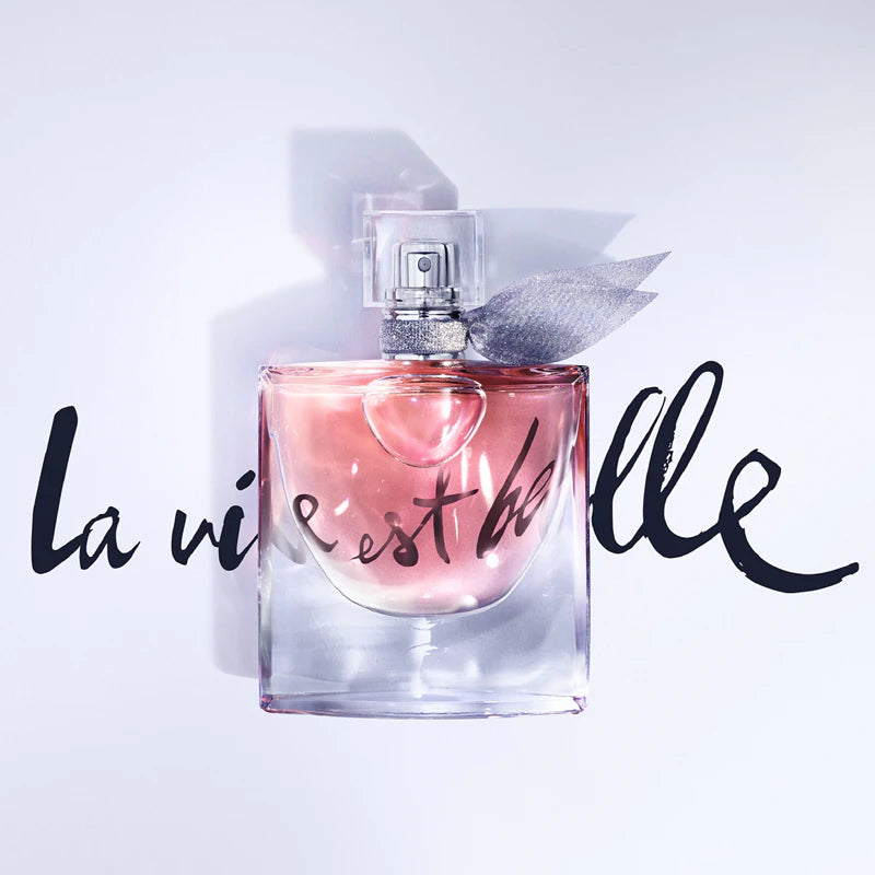 Парфюмна вода Lancome La Vie Est Belle EDP за жени, флакон с цветен дизайн и елегантна опаковка.