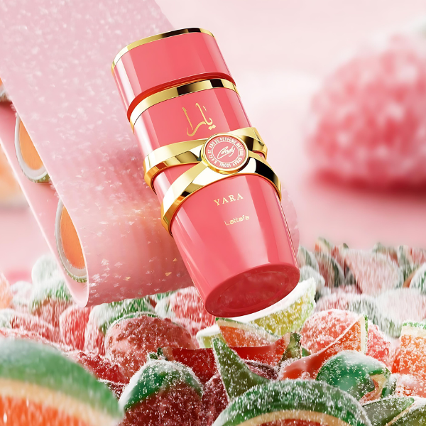 Една елегантна бутилка парфюмна вода Lattafa Yara Candy за жени, с изискани дизайнерски детайли и розово опаковане