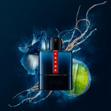 Продуктът Luna Rossa Ocean EDT от Prada, мъжка тоалетна вода с морски аромат, показана в прозрачен флакон.