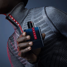 Продуктът е тоалетна вода за мъже Prada Luna Rossa Ocean EDT, изображение на флакон с морски дизайн.