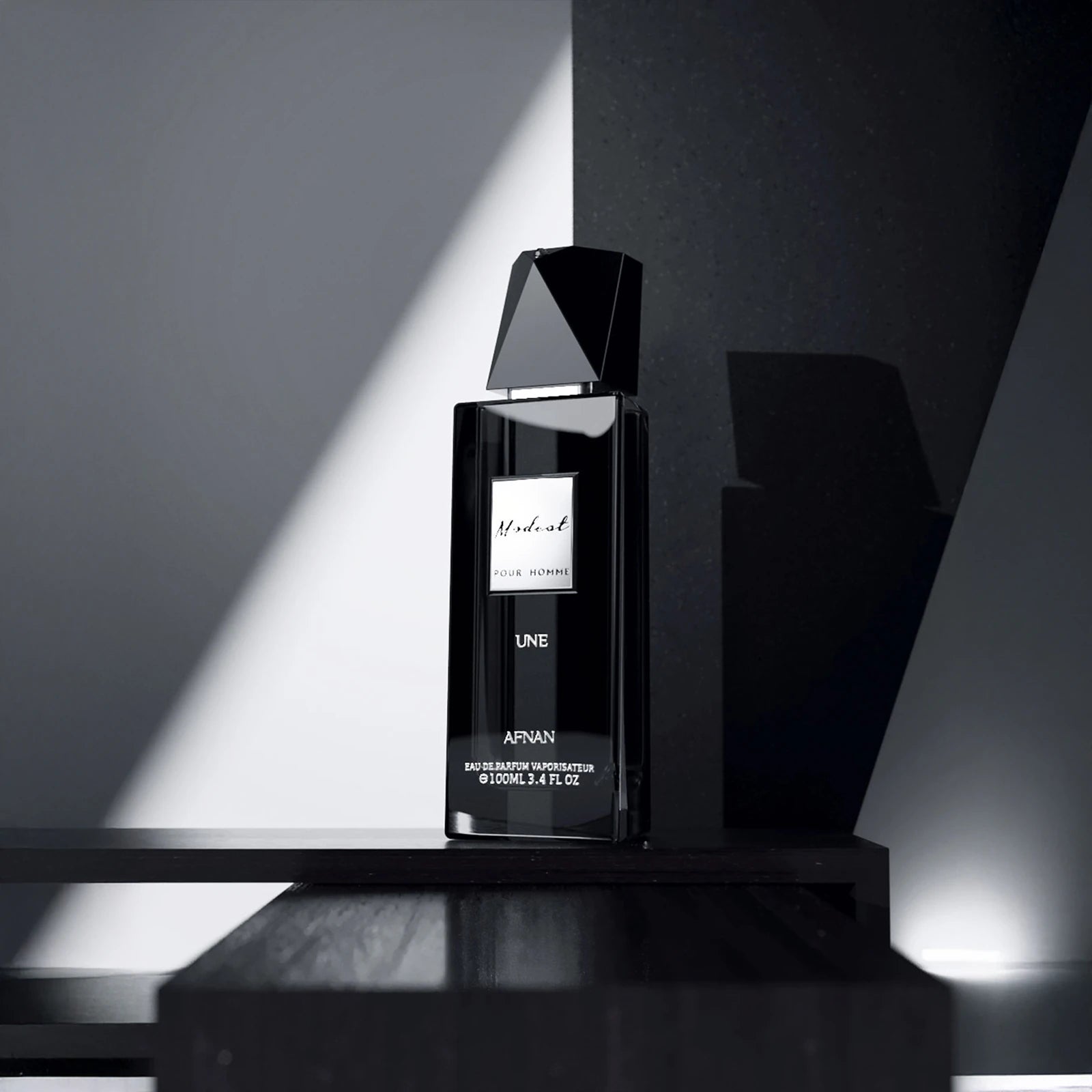 Afnan Modest Une EDP мъжки парфюмна вода с елегантен флакон и стилен дизайн, подходящ за мъже, излъчващ свежест и изтънченост.