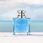 Тоалетна вода за мъже Nautica Voyage EDT с морски аромат, изображена в елегантна бутилка с бяло и синьо оформление.