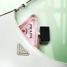 Продуктов парфюм Prada Paradoxe Virtual Flower EDP за жени, бутилка с цветен дизайн и елегантна опаковка.