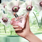 Парфюмна вода Prada Paradoxe Virtual Flower EDP за жени, елегантна бутилка и цветна композиция на опаковката