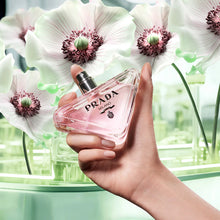 Парфюмна вода Prada Paradoxe Virtual Flower EDP за жени, елегантна бутилка и цветна композиция на опаковката