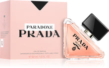 Парфюмна вода Prada Paradoxe EDP за жени, бутилка с елегантен дизайн и флакон с ароматни нотки.