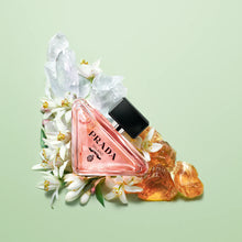 Парфюмна вода Prada Paradoxe EDP за жени, бутилка с елегантен дизайн и розов цвят, в изображение.